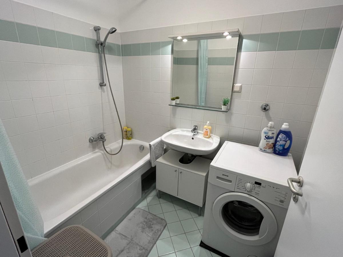 Cool Schonbrunn Apt 2Br Apartman Bécs Kültér fotó
