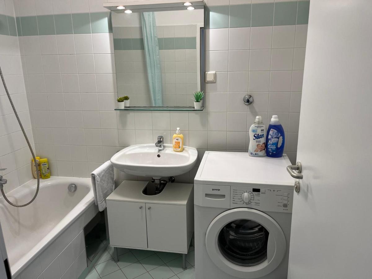 Cool Schonbrunn Apt 2Br Apartman Bécs Kültér fotó