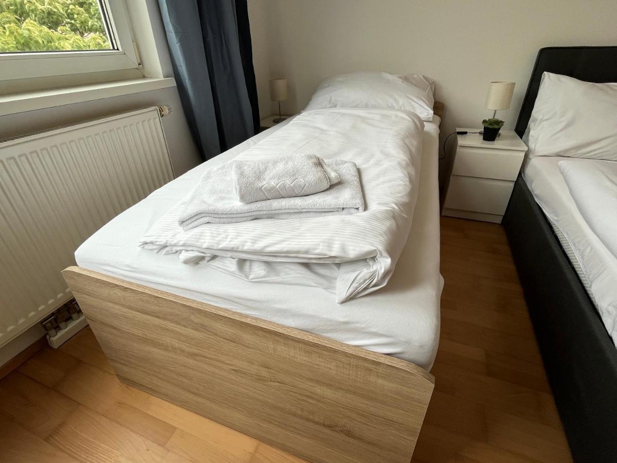 Cool Schonbrunn Apt 2Br Apartman Bécs Kültér fotó